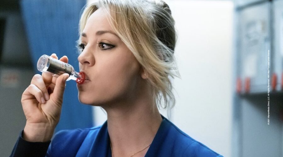 Cassie Bowden (Kaley Cuoco) in una scena di “L'assistente di volo - The Flight Attendant”. Credits: © 2021 WarnerMedia Direct, LLC. All Rights Reserved. HBO Max™ is used under license.