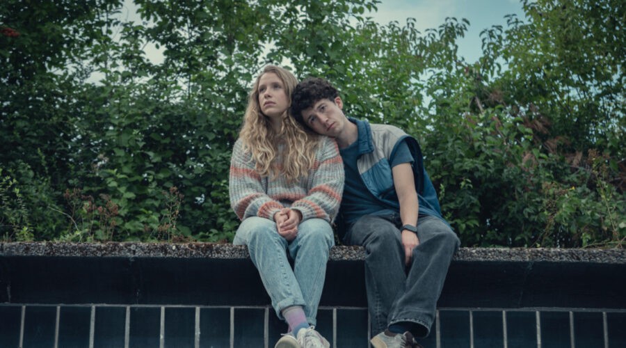 Da sinistra: Lisa (Lena Klenke ) e Moritz (Maximilian Mundt) in una scena della terza stagione di “Come vendere droga online (in fretta)”. Credits: Bernd Spauke/Netflix.