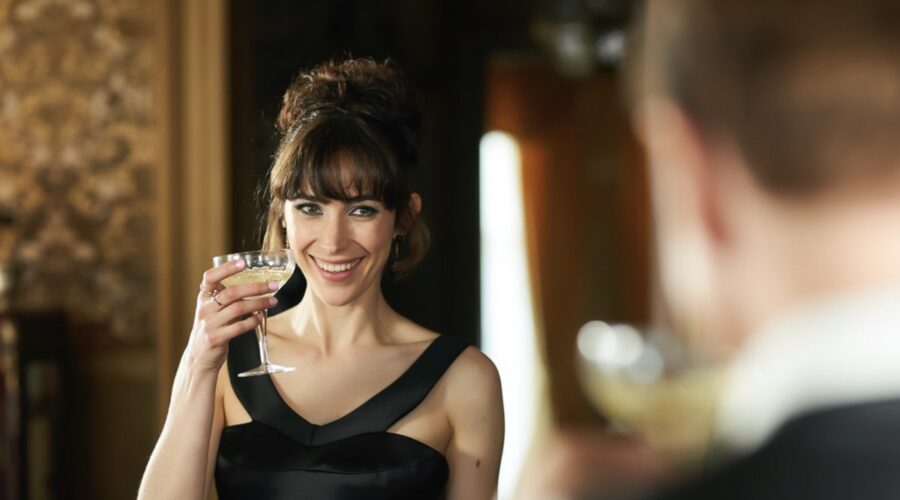 I casi della giovane Miss Fisher: Geraldine Hakewill interpreta Peregrine, qui nell'episodio 1 della stagione 1. Credits: Rai e ® Every Cloud Productions All3media International