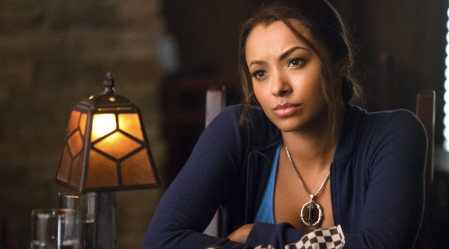 Kat Graham In The Vampire Diaries. Credits: The CW e © Warner Bros. Entertainment Inc.