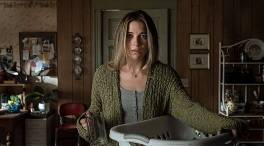 Annie Murphy in una scena di “Kevin Can F**K Himself”. Credits: Amazon Prime Video.