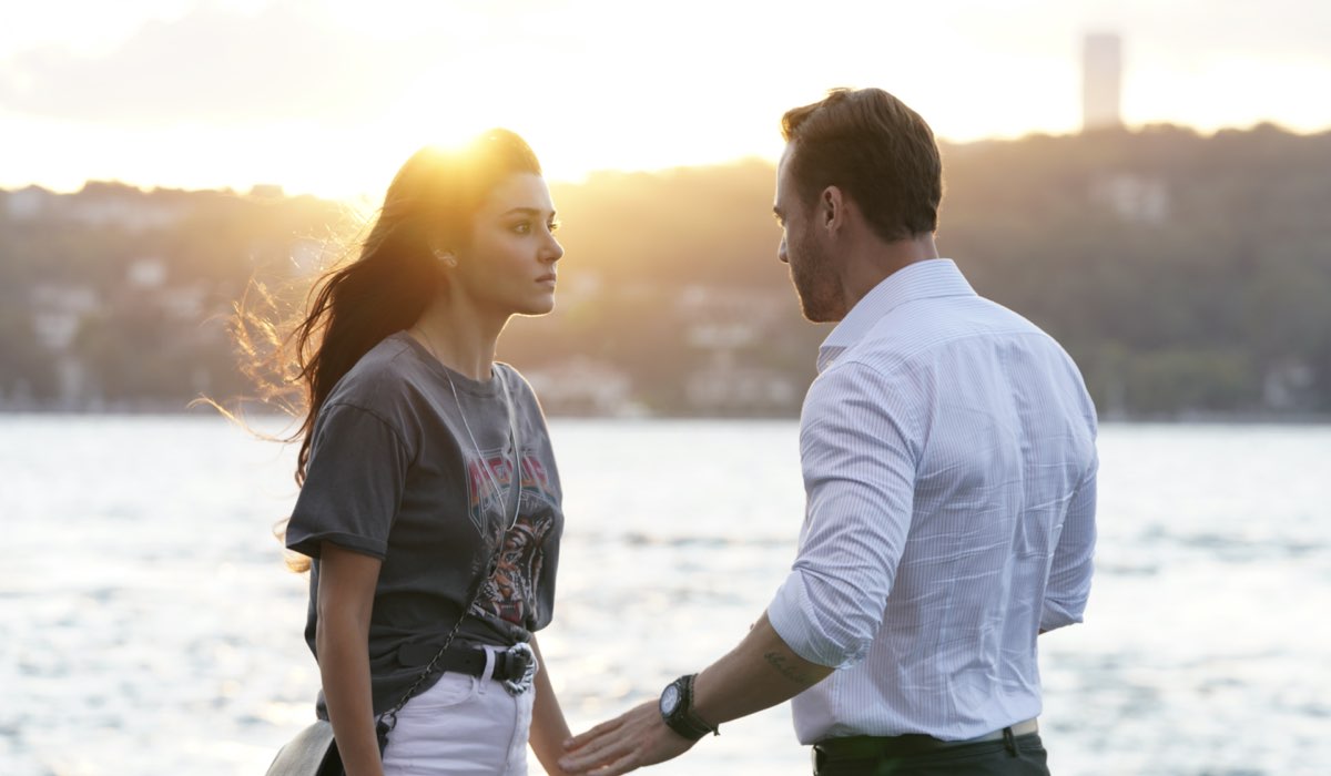 Love Is In The Air: Eda Yıldız interpretata da Hande Erçel e Serkan Bolat interpretato da Kerem Bürsin. Credits: Mediaset