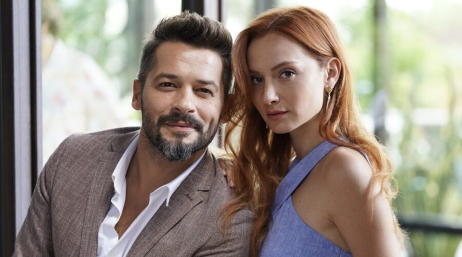 Love Is In The Air: Engin Sezgin interpretato da Anıl İlter e Pırıl Baytekin Sezgin interpretata da Başak Gümülcinelioğlu. Credits: Mediaset