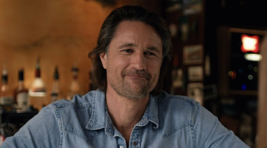 Martin Henderson (Jack) in una scena della terza stagione di “Virgin River”. Credits: Netflix.