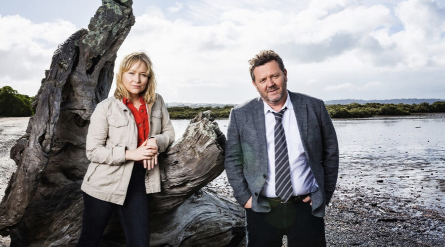 Da sinistra: Fern Sutherland (Detective Kristin Sims) e Neill Rea (Detective Senior Sergeant Mike Shepherd), i protagonisti de “I Misteri di Brokenwood”. Credits: Giallo.