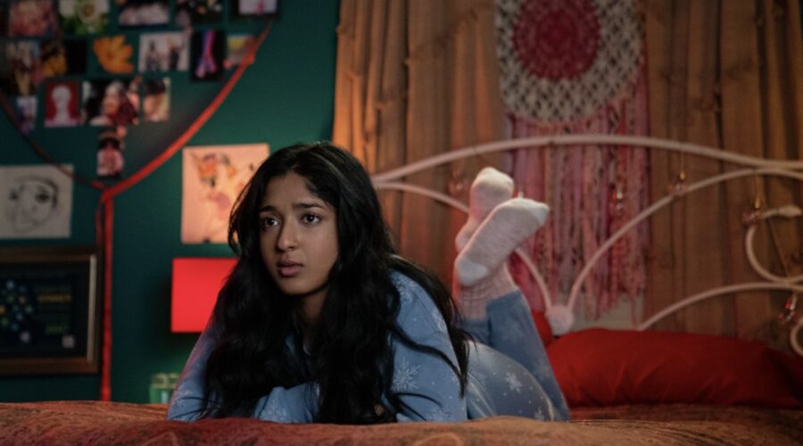 Maitreyi Ramakrishnan in una scena della seconda stagione di “Non Ho Mai...”. Credits: Isabella B. Vosmikova/Netflix © 2021.