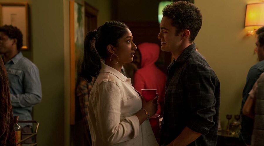 Devi Vishwakumar (Maitreyi Ramakrishnan) e Paxton-hall Yoshida (Darren Barnet) nella serie televisiva Non ho mai... Credits: Isabella B. Vosmikova/Netflix.
