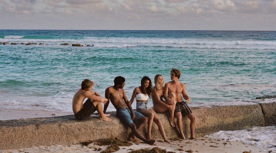 Da sinistra: Jj (Rudy Pankow), Pope (Jonathan Daviss), Kiara (Madison Bailey), Sarah Cameron (Madelyn Cline) e John B (Chase Stokes) in una scena di “Outer Banks”. Credits: Elaine Siemek/Netflix © 2021.