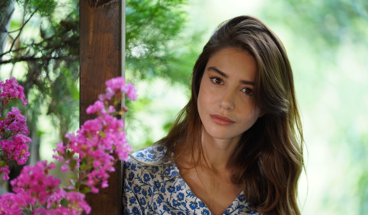 Ozge Gurel Di Mr Wrong In Un Posato Credits: Mediaset