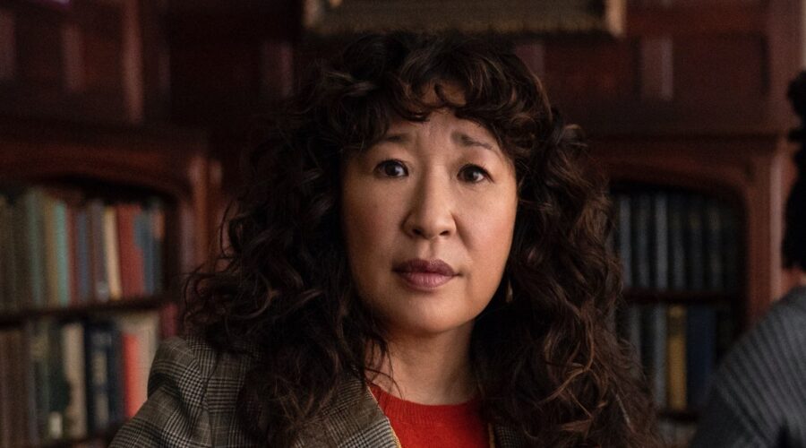 Sandra Oh (Ji-yoon) in una scena de La Direttrice. Credits: Eliza Morse/Netflix