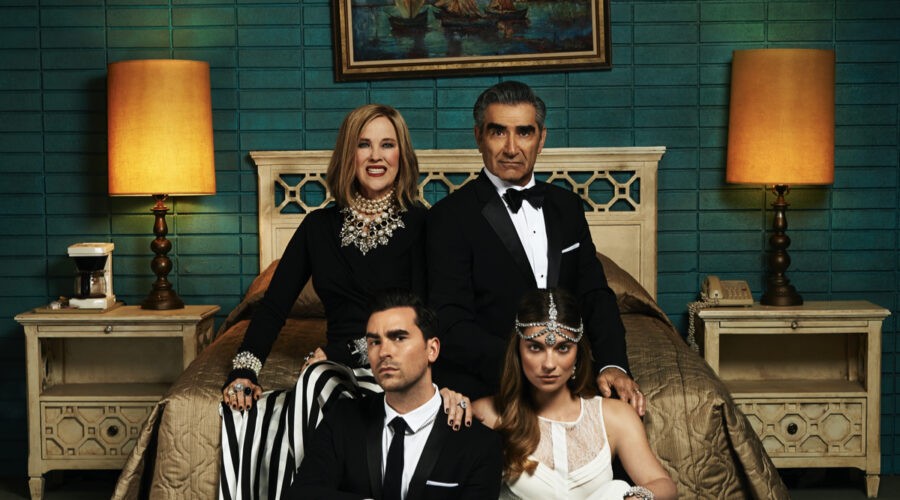 I protagonisti della serie tv “Schitt’s Creek”, disponibile a partire da luglio su Infinity+. Credits: Infinity+