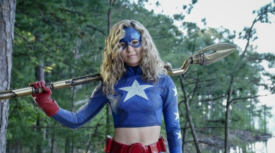 Stargirl: Brec Bassinger è Stargirl. Credits: Rai.