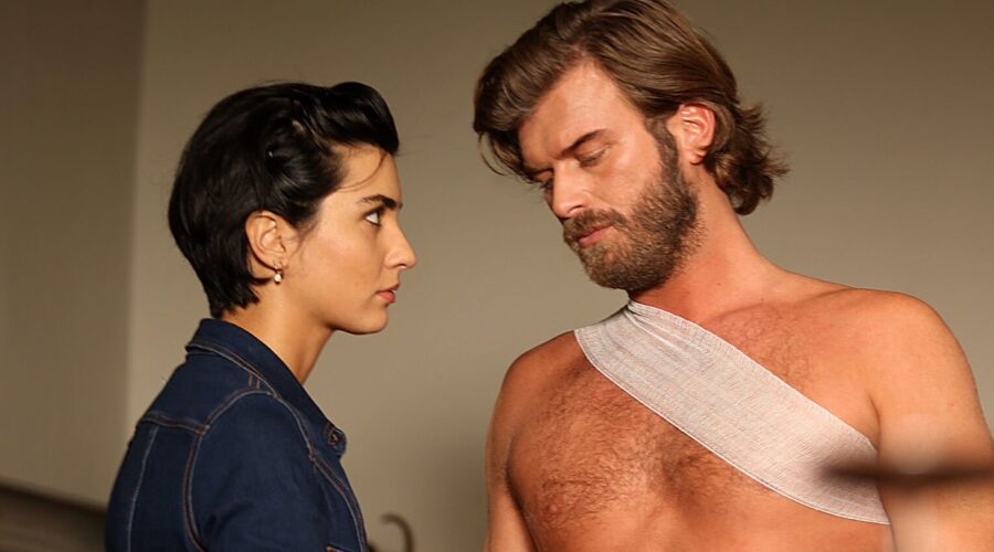 Suhan (Tuba Büyüküstün) con Cesur in Brave and Beautiful Credits: Mediaset