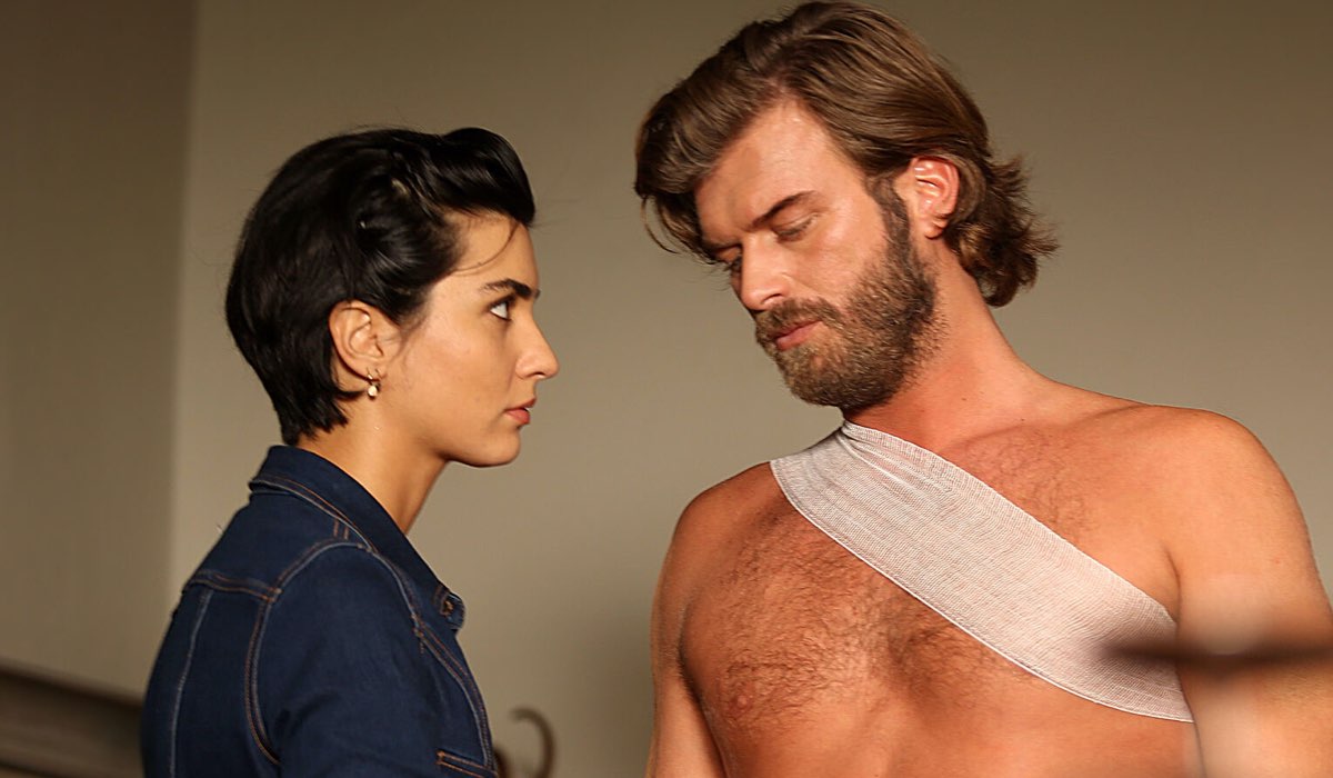 Suhan (Tuba Büyüküstün) con Cesur in Brave and Beautiful Credits: Mediaset