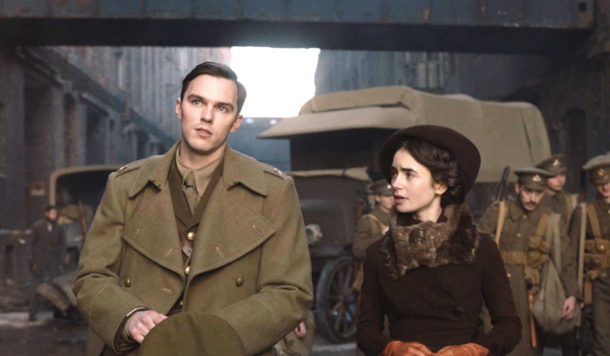 Nicholas Hoult e Lily Collins in una scena del film Tolkien - Credits: Star/Disney+