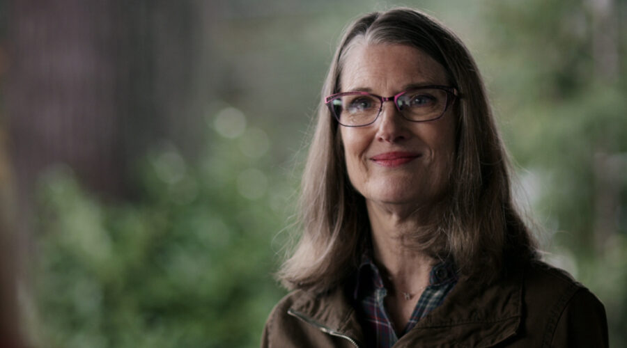 Annette O'Toole interpreta Hope, qui in una scena di “Virgin River”. Credits: Netflix.
