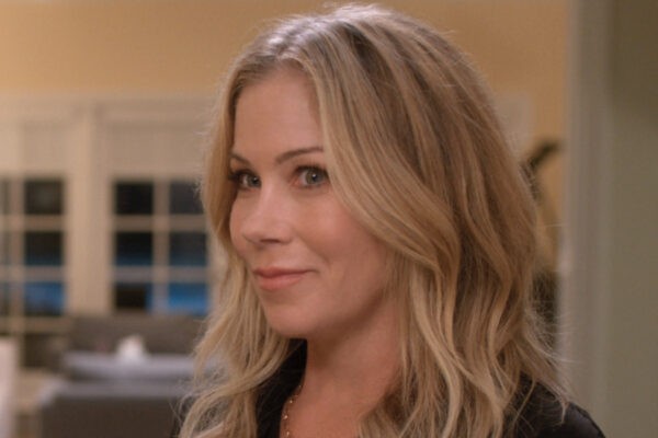 L'attrice Christina Applegate, qui in una scena della serie “Dead To Me - Amiche Per La Morte”. Credits: Netflix.