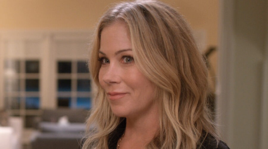 L'attrice Christina Applegate, qui in una scena della serie “Dead To Me - Amiche Per La Morte”. Credits: Netflix.