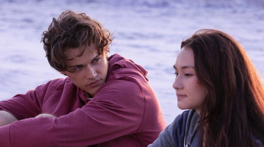 Da Sinistra: Christopher Briney E Lola Tung In