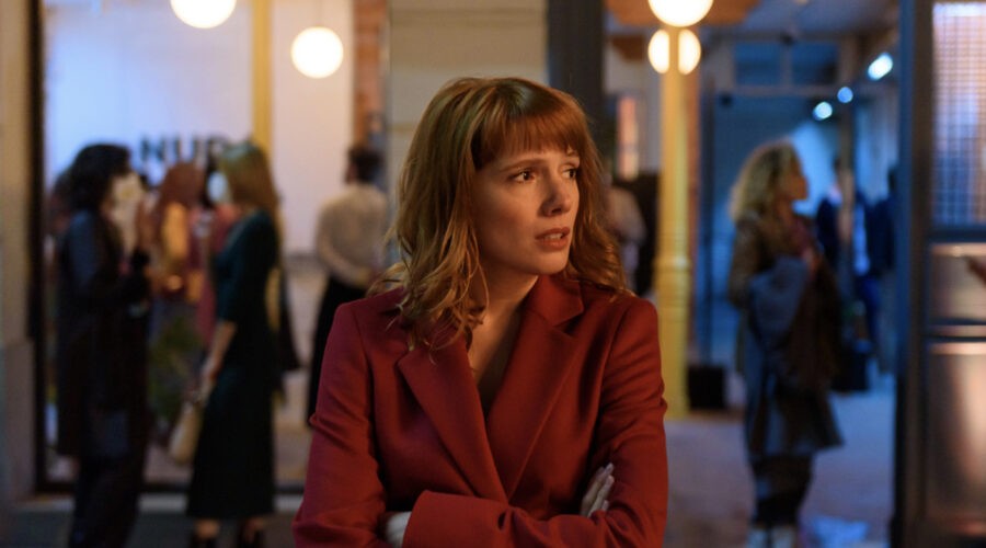 Diana Gómez (Valeria), qui in una scena della seconda stagione di “Valeria“. Credits: Felipe Hernández/Netflix.