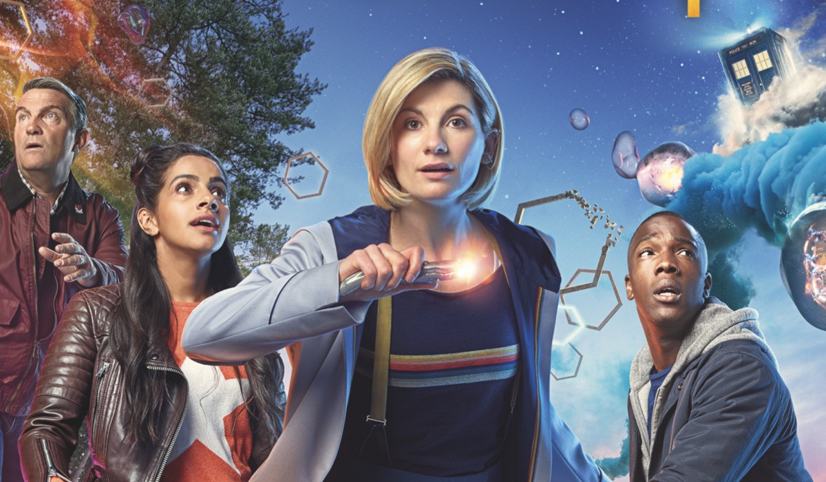 Da sinistra: Bradley Walsh (Graham), Mandip Gill (Yasmin), Jodie Whittaker (Dottore) e Tosin Cole (Ryan) in un poster di “Doctor Who”. Credits: Rai 4.