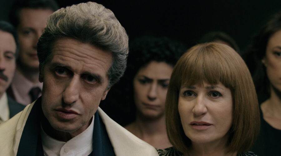 Da sinistra: Diego Peretti (Pastor Emilio) e Victoria Almeida (Magdalena). Credits: Marcos Ludevid/Netflix © 2021.