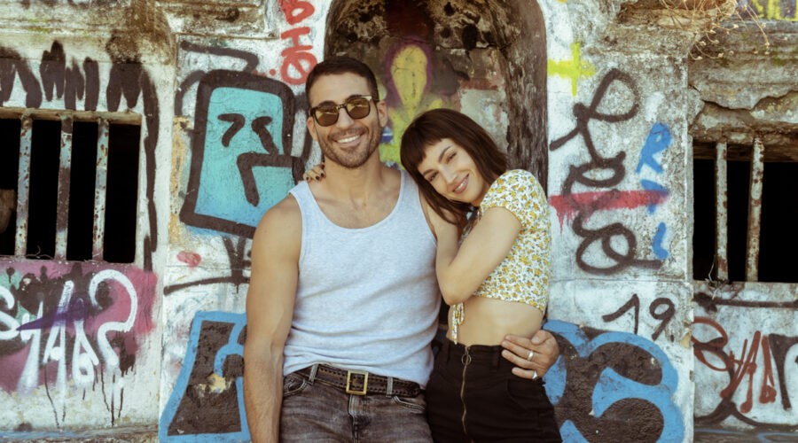 Da sinistra: Miguel Ángel Silvestre (René) e Úrsula Corberó (Tokyo) in una scena de “La Casa Di Carta”. Credits: Tamara Arranz/Netflix.
