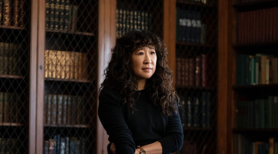 Sandra Oh nei panni di Ji-Yoon in una scena di “La Direttrice”. Credits: Eliza Morse/Netflix.