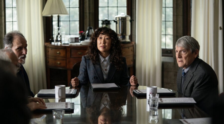 Al centro: Sandra Oh nei panni di Ji-Yoon in una scena di “La Direttrice”. Credits: Eliza Morse/Netflix.