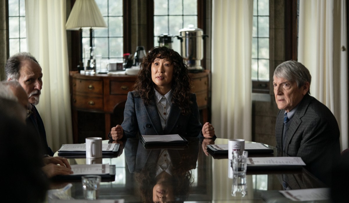 Al centro: Sandra Oh nei panni di Ji-Yoon in una scena di “La Direttrice”. Credits: Eliza Morse/Netflix.