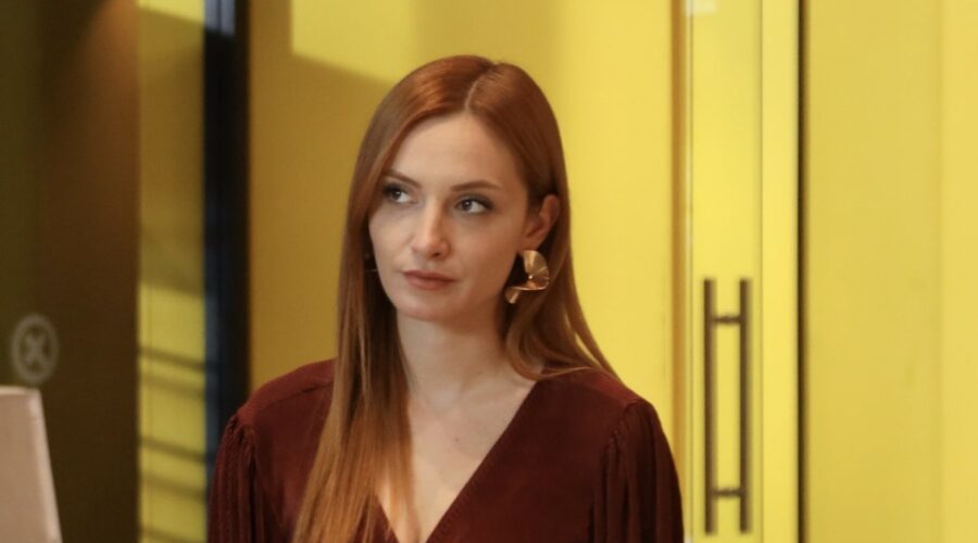 Love Is In The Air: Pırıl Baytekin Sezgin interpretata da Başak Gümülcinelioğlu. Credits: Mediaset