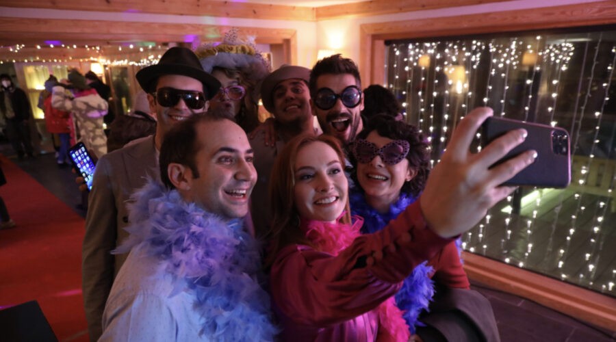 Love Is In The Air: una scena della soap con un selfie di gruppo. Credits: Mediaset
