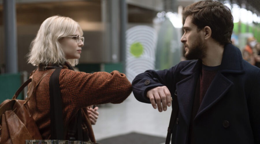 Da sinistra: Lucy Boynton e Kit Harington in una scena della seconda stagione di “Modern Love”. Credits: Prime Video.