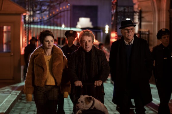 Selena Gomez (Mabel), Martin Short (Oliver) e Steve Martin (Charles) in una scena di 