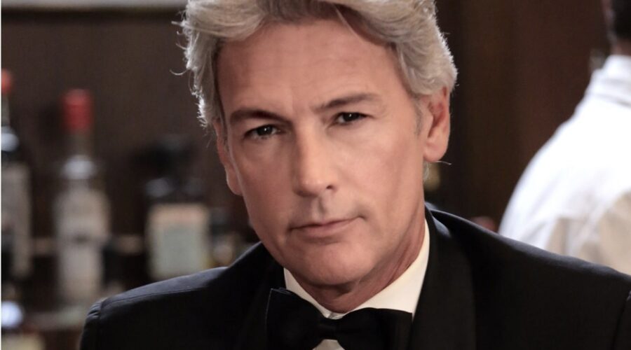 Roberto Farnesi (Umberto Guarnieri), qui in una scena per 