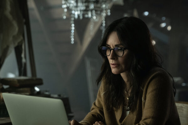 Courteney Cox nei panni di Patricia Phelps in una scena di 