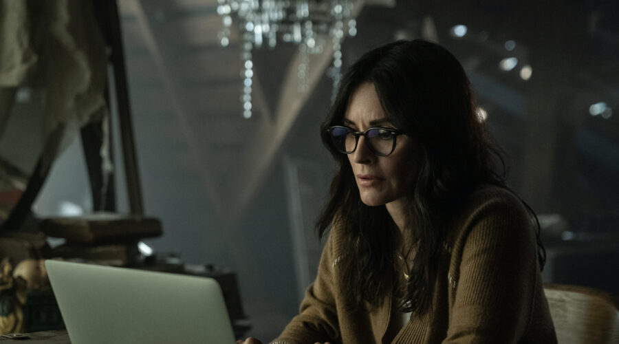 Courteney Cox nei panni di Patricia Phelps in una scena di
