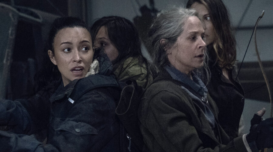 Da sinistra: Rosita (Christian Serratos) e Carol (Melissa McBride) in una scena della stagione 11 di “The Walking Dead”. Credits: AMC/Disney+.