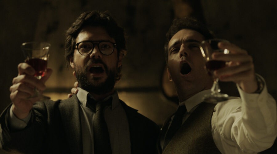 Álvaro Morte (Il Professore) e Pedro Alonso (Berlino) in una foto dal set de La casa di carta 2 stagione. Credits: Netflix