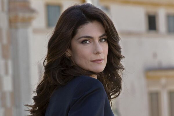 Anna Valle (Emma Conti) In 