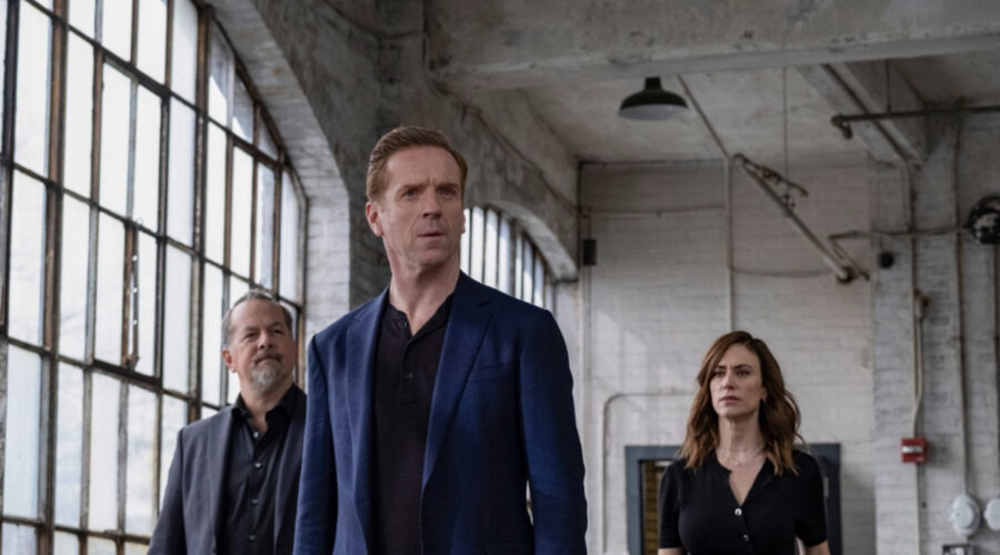 Damian Lewis con David Costabile e Maggie Siff in una scena di “Billions 5”. Credits: Sky Italia