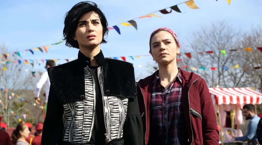 Brave and Beautiful: Sühan (Tuba Büyüküstün) e Sirin (Irmak Örnek) alla fiera annuale. Credits: Mediaset