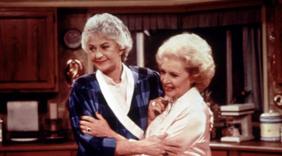 Bea Arthur (Dorothy Petrillo Zbornak) e Betty White (Rose Nylund) in una scena di
