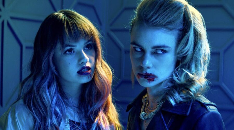 Debby Ryan (Blaire) E Lucy Fry (Zoe) In Night Teeth. Credits: Courtesy Of Netflix © 2021
