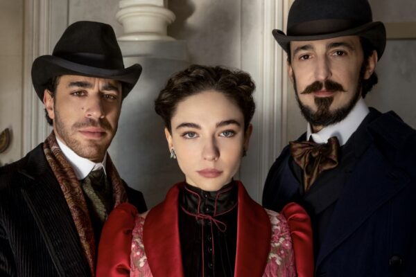 Da sinistra: Eduardo Scarpetta (Jacopo Barberis), Matilda De Angelis (Lidia Poët) e Pier Luigi Pasino (Enrico Poet). Credits: Netflix.