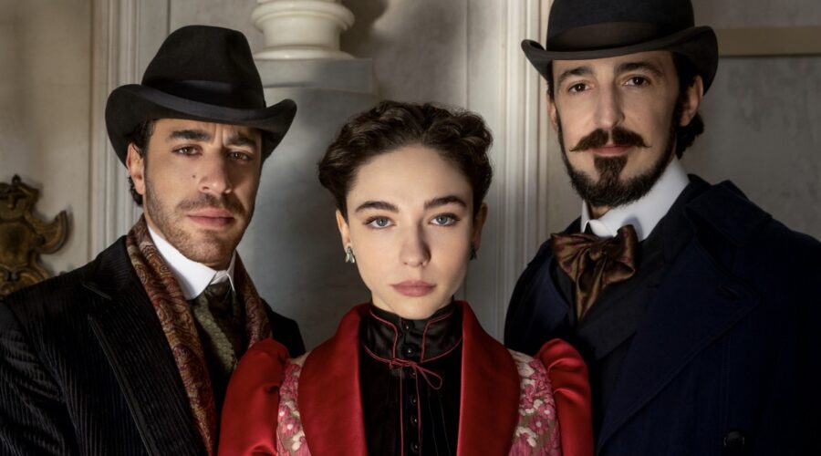 Da sinistra: Eduardo Scarpetta (Jacopo Barberis), Matilda De Angelis (Lidia Poët) e Pier Luigi Pasino (Enrico Poet). Credits: Netflix.