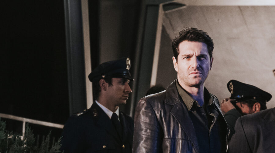 Giampaolo Morelli (ispettore Coliandro) in una scena de