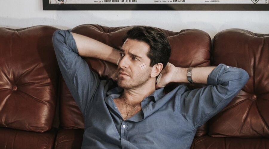 Giampaolo Morelli Ne L'ispettore Coliandro - Il Ritorno 4 Credits: Rai