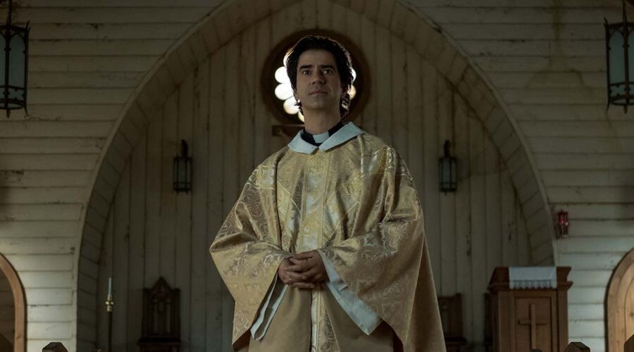 Hamish Linklater è padre Paul nella serie TV Midnight Mass. Credits: Eike Schroter/Netflix.