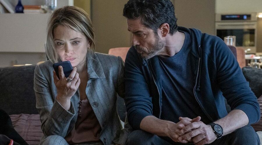 Alessandro Gassmann e Carolina Crescentini in una scena della serie TV I Bastardi di Pizzofalcone 3. Credits: Anna Camerlingo/Rai.